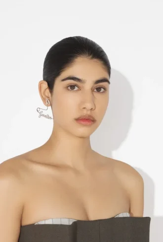 La boucle d&rsquo;oreille en forme de cœur avec épingle de sûreté