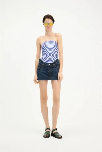 La mini-jupe en denim ajustée