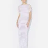 La robe blanche à rayures marinières