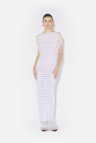 La robe blanche à rayures marinières