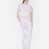 La robe blanche à rayures marinières