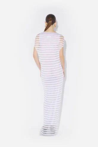 La robe blanche à rayures marinières