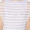 La robe blanche à rayures marinières