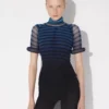 La robe courte à rayures 3D