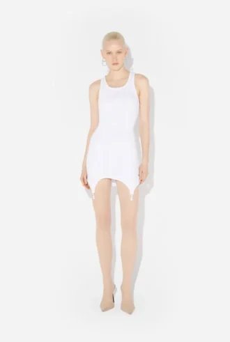 La robe à jarretelles blanche