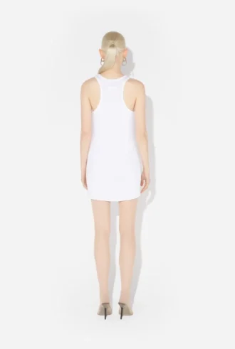 La robe à jarretelles blanche