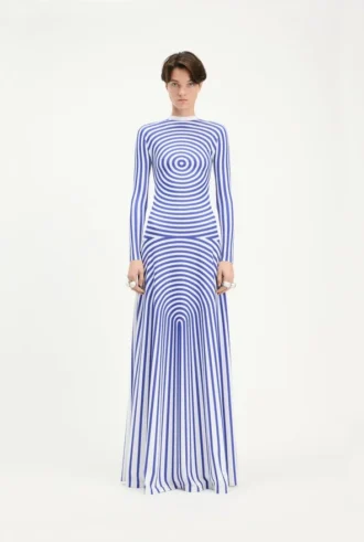 La robe longue bleue à motif « Target »