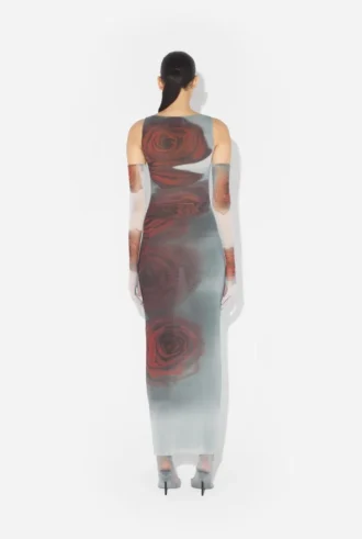 La robe longue rouge à roses floues