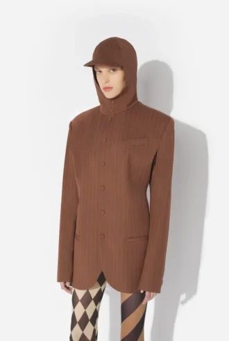 La veste de costume à rayures fines et capuche