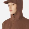 La veste de costume à rayures fines et capuche La veste de costume à rayures fines et capuche