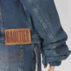La veste en denim bleu à manches oversize