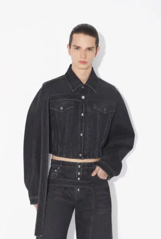 La veste en denim noir à bretelles