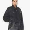 La veste en denim noir à bretelles La veste en denim noir à bretelles