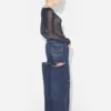 Le jean bleu à découpes