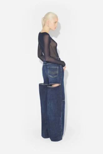 Le jean bleu à découpes