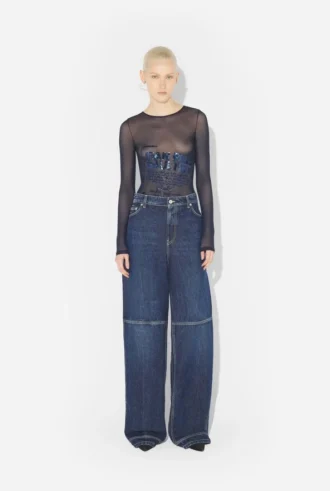 Le jean bleu à découpes