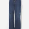 Le jean bleu à découpes