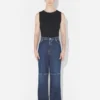 Le jean bleu à découpes