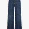 Le jean bleu à découpes