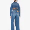 Le jean en denim avec ceinture
