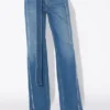 Le jean en denim avec ceinture