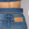 Le jean en denim avec ceinture