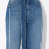 Le jean en denim avec ceinture