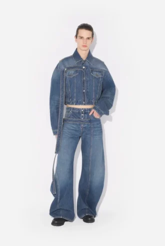Le jean en denim bleu à lanière