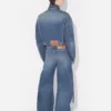 Le jean en denim bleu à lanière Le jean en denim bleu à lanière