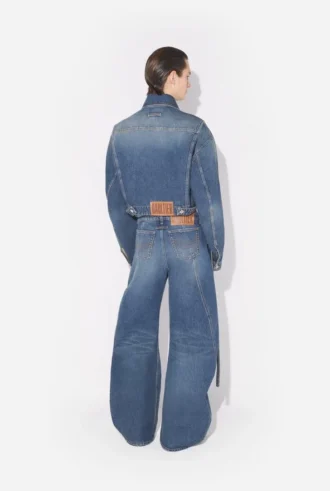 Le jean en denim bleu à lanière
