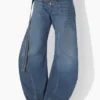 Le jean en denim bleu à lanière Le jean en denim bleu à lanière