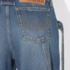Le jean en denim bleu à lanière Le jean en denim bleu à lanière