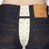 Le jean en denim à lacets contrastés