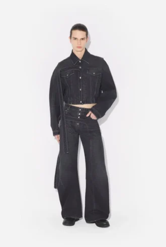 La veste en denim noir à bretelles