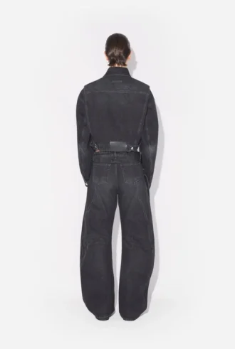 Le jean en denim noir à lanière