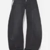 Le jean en denim noir à lanière Le jean en denim noir à lanière