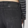 Le jean en denim noir à lanière Le jean en denim noir à lanière