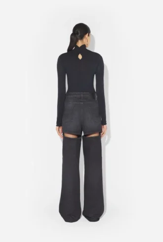 Le jean noir à découpes