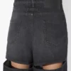 Le jean noir à découpes