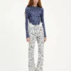 Le jeans en denim à fleurs Curved