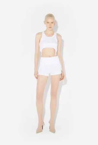 Le mini-short blanc à jarretelles