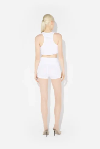 Le mini-short blanc à jarretelles