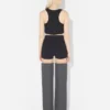 Le mini-short noir à jarretelles
