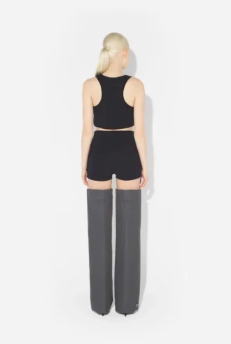 Le mini-short noir à jarretelles