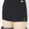 Le mini-short noir à jarretelles