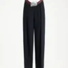 Le pantalon de costume ajusté