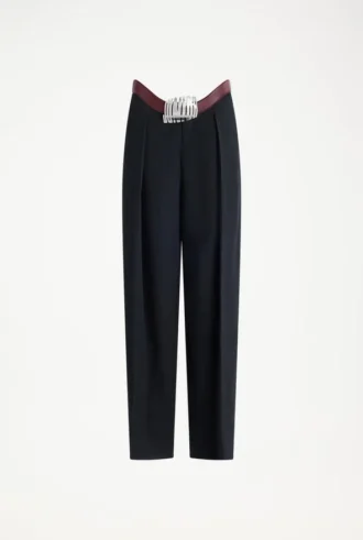 Le pantalon de costume ajusté