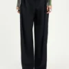 Le pantalon de costume ajusté