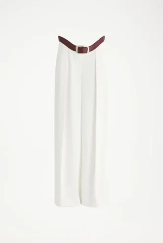 Le pantalon de costume blanc ajusté