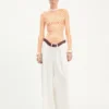Le pantalon de costume blanc ajusté